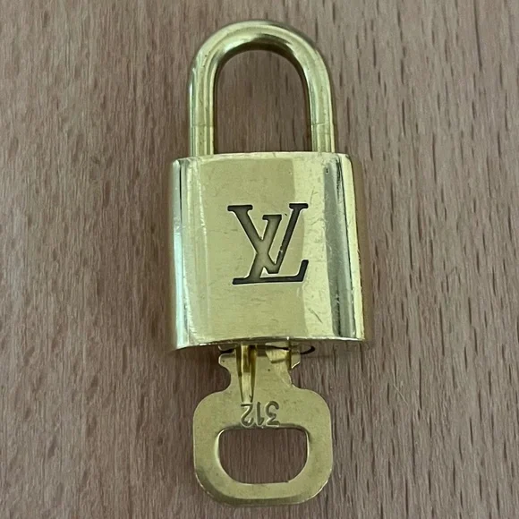 Louis Vuitton Gold Padlock Chain Necklace - Picture 4 of 15